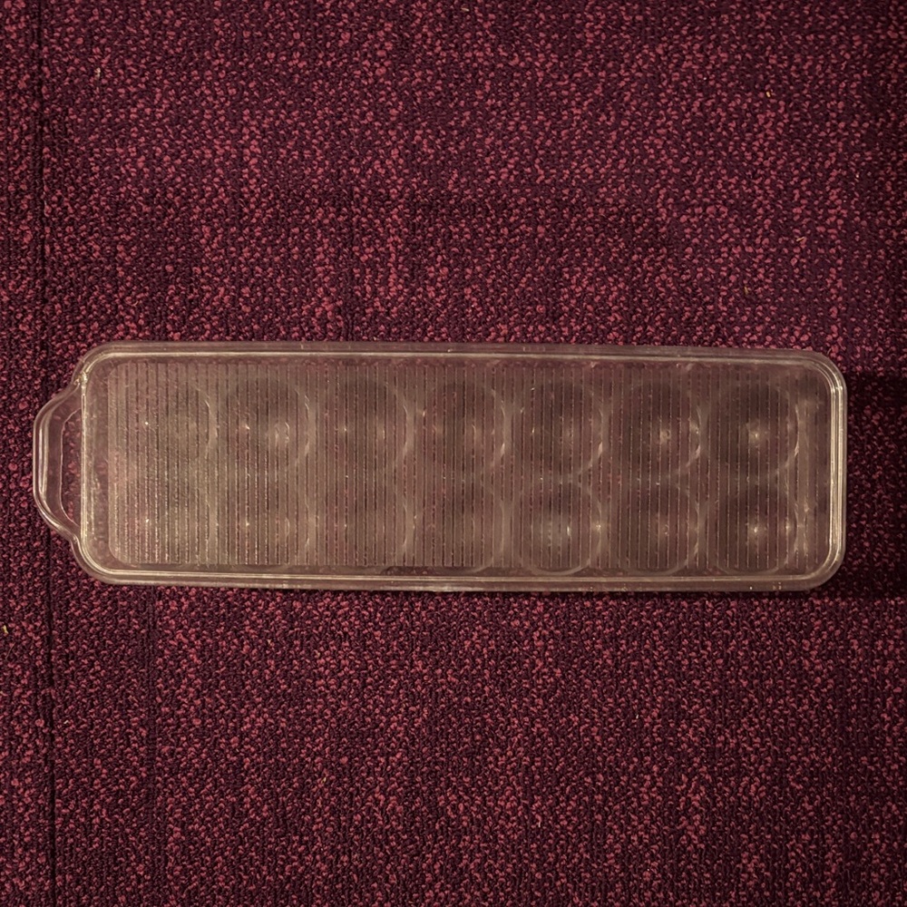 Egg storage container with lid
